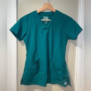 Barco One scrub top with pockets